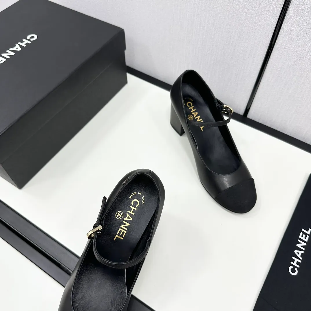 👟👟Ex-factory price 480👟👟 Xiaoxiang official website synchronizes the high version of CHANEL Chanel top Mary Jane____________, a must-have hot item for the fragrance family in spring and autumn, the goddess series, with the elegant and ladylike temperament of the fragrance family, super attractive, irresistible, and heart-warming... ▪️Imported sheepskin for the uppers ▪️Imported sheepskin for the inner feet (the same as the original) ▪️Original model open version, genuine leather outsole🇮🇹 ▪️Standard code 35-40 34 40 41 customized (non-returnable)